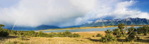 Foto Panorâmica Arco Íris Sobre Lago Roca Lago Roca Montanhas — Fotografia de Stock