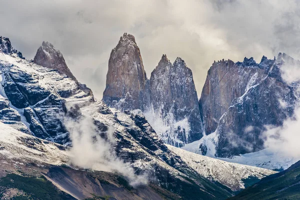 Torres Del Paine Picos Provenientes Nuvens Parque Nacional Torres Del — Fotografia de Stock