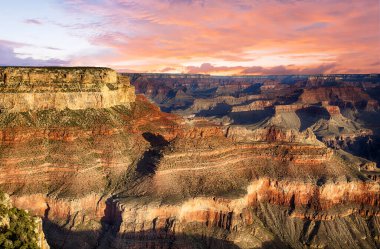Yavapai Point 'te gün batımından kısa bir süre sonra Büyük Kanyon' un güzel renkleri ve şekilleri. Arizona, ABD