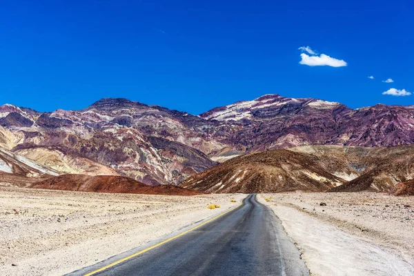 Die Straße Führt Durch Sanddünen Die Lebhaften Berge Des Death — Stockfoto