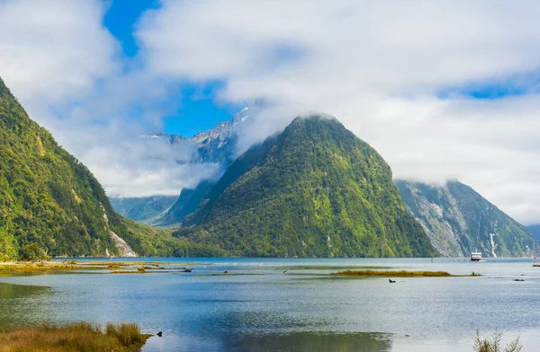 Famous Mitre Peak Rising Clouds Milford Sound Fiord Low Tide — Stock Photo, Image