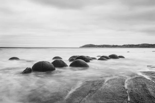 在Koekohe海滩上的Moeraki Boulders新西兰东海岸 Hdr图像 黑人和白人 — 图库照片