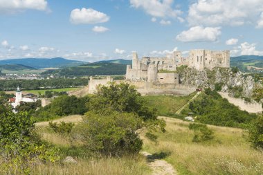Trencin yakınlarındaki bir uçurumun kenarındaki Ortaçağ şatosu Beckov 'un kalıntıları. Kuzey Slovakya