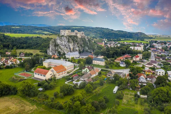 Ruinas Castillo Medieval Beckov Acantilado Cerca Ciudad Trencin Atardecer Norte — Foto de Stock