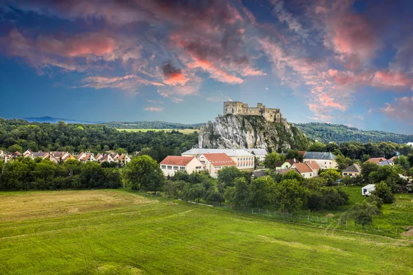 Ruínas Castelo Medieval Beckov Penhasco Perto Cidade Trencin Entardecer Norte — Fotografia de Stock