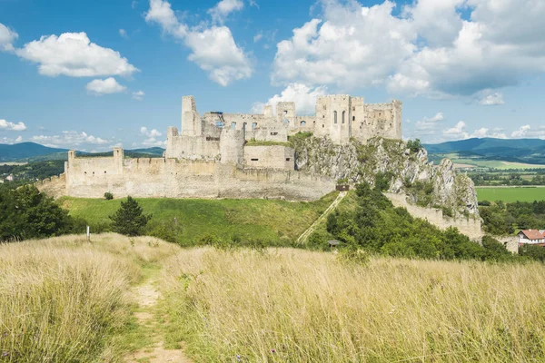 Ερείπια Ενός Μεσαιωνικού Κάστρου Beckov Ένα Βράχο Κοντά Στην Πόλη — Φωτογραφία Αρχείου