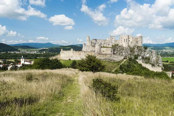一座中世纪城堡的废墟Beckov在Trencin镇附近的悬崖上斯洛伐克北部 — 图库照片