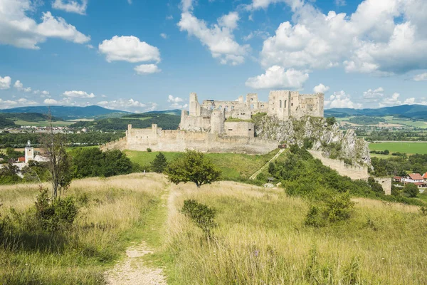 中世の城の遺跡トレンチンの町の近くの崖にBeckov 北部スロバキア — ストック写真