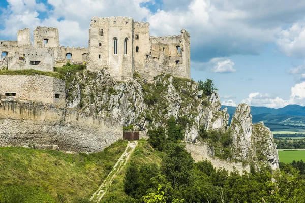 Ruínas Castelo Medieval Beckov Penhasco Perto Cidade Trencin Norte Eslováquia — Fotografia de Stock