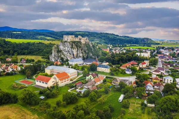 Ruiner Middelalderslottet Beckov Klippe Nær Byen Trencin Skumringen Nord Slovakia – stockfoto