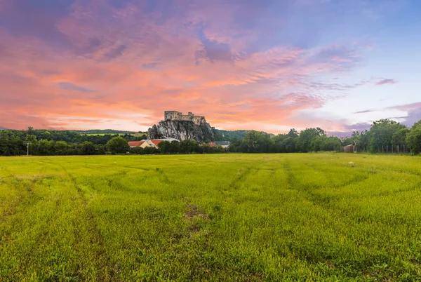 Ruins Medieval Castle Beckov Cliff Town Trencin Dusk Northern Slovakia — Stock Photo, Image