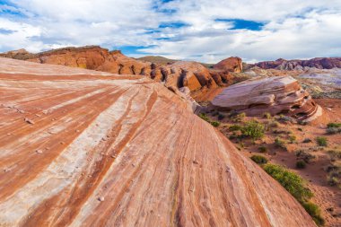 Fire State Park, Nevada 'daki Ateş Dalgası kayasının yanındaki dağların inanılmaz renkleri ve şekli.