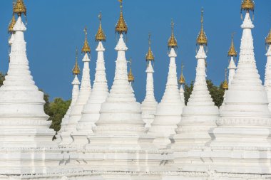 Kuthodaw Pagoda dünyanın en büyük kitabını içerir. İçinde mermer levha olan mağaraları olan 729 beyaz stupa var. Budist yazıtları olan bir sayfa. Mandalay, Myanmar
