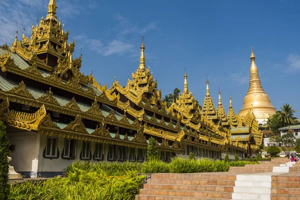 Güney merdivenleri Shwedagon Paya 'ya çıkıyor, Myanmar' ın en kutsal Budist tapınağı. Yangon, Myanmar.