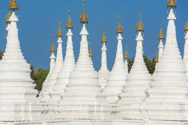 Kuthodaw Pagoda dünyanın en büyük kitabını içerir. İçinde mermer levha olan mağaraları olan 729 beyaz stupa var. Budist yazıtları olan bir sayfa. Mandalay, Myanmar