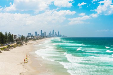 Sörfçüler Cenneti plajı turistlerle dolu olan altın sahil. Queensland, Avustralya. 