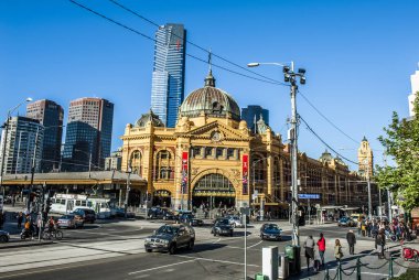 MELBOURNE, AUSTRALYA - 14 Ekim 2013: Sabahleyin Flinders Caddesi İstasyonu önünde yoğun trafik vardı. Melbourne 'daki en büyük tren istasyonu olan bina 1909 yılında tamamlandı. Victoria, Avustralya