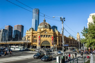 MELBOURNE, AUSTRALYA - 14 Ekim 2013: Sabahleyin Flinders Caddesi İstasyonu önünde yoğun trafik vardı. Melbourne 'daki en büyük tren istasyonu olan bina 1909 yılında tamamlandı. Victoria, Avustralya