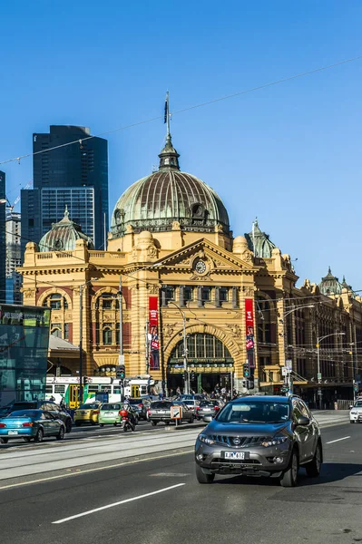 Melbourne Austrália Outubro 2013 Tráfego Intenso Pela Manhã Frente Estação — Fotografia de Stock