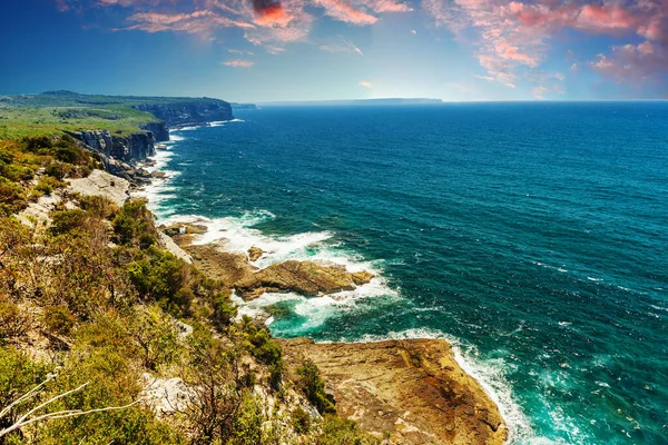 Belo Pôr Sol Rosa Sobre Uma Costa Rochosa Queensland Austrália — Fotografia de Stock