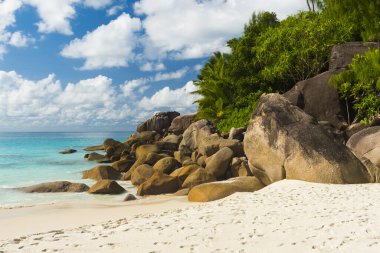Güzel şekilli granit kayalar ve ünlü Anse Georgette, Praslin Adası, Seyşeller 'de mükemmel beyaz bir kum.