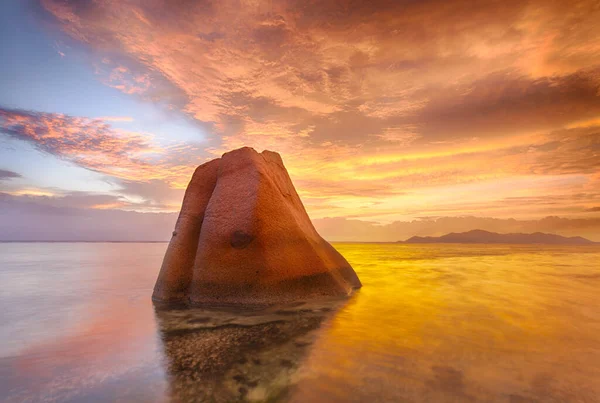 Roca Solitaria Que Refleja Mar Durante Hermosa Puesta Sol Vibrante —  Fotos de Stock