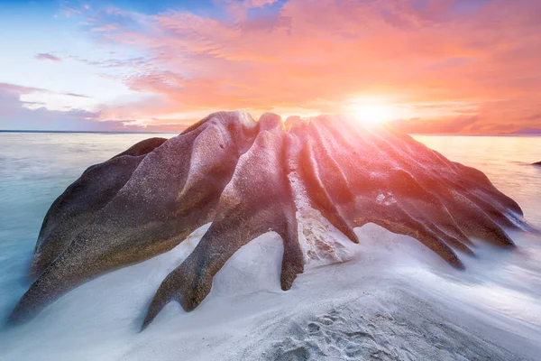 Hermosas Rocas Granito Una Espectacular Puesta Sol Playa Anse Source — Foto de Stock