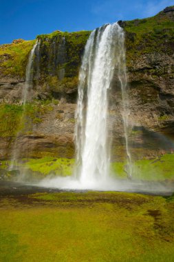 seljalandsfoss İzlanda üzerinde en güzel şelaleler biridir. adanın güneyinde yer alır. 