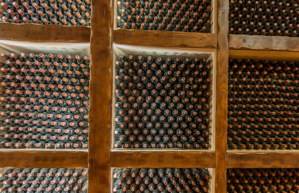 ワインセラーの金庫室で熟成された古いワインボトル — ストック写真