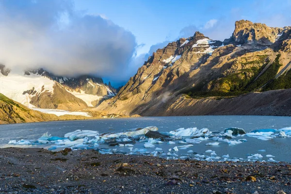 Cerro Torre从Laguna Torre戏剧性的晨云中走了出来 Los Glaciares国家公园 阿根廷 — 图库照片