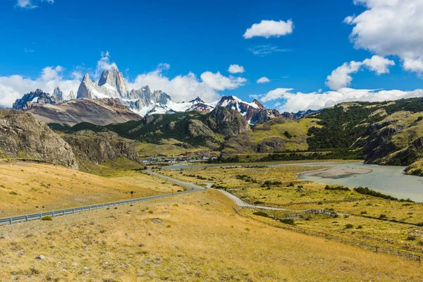 Glaciares 아르헨티나에서 츠로이 피크와 Chalten 마을과 파노라마도 — 스톡 사진
