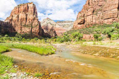 Bulutlar dağ ve nehir Virgin altlarında Zion National Park üzerinden geçen. Utah, Amerika Birleşik Devletleri