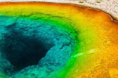 Prizmatik Sabah Zafer Havuzu 'nun ölümcül fotoğrafı. Yellowstone Ulusal Parkı, Wyoming, ABD