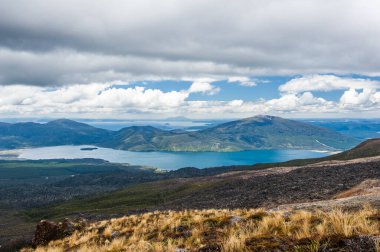 Rotoaira Gölü Mt. Tongariro Ulusal Parkı 'ndan Tongariro' ya. Kuzey Adası, Yeni Zelanda