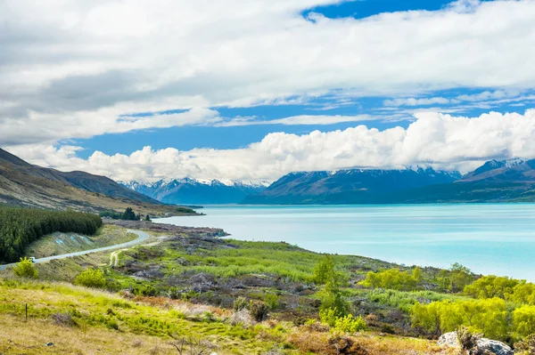 Possente Cook Sta Apparendo Dalle Nuvole Vicino Lago Incredibilmente Blu — Foto Stock