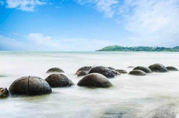 新西兰东海岸Koekohe海滩上的Moeraki Boulders球体 长时间暴露 见模糊 — 图库照片