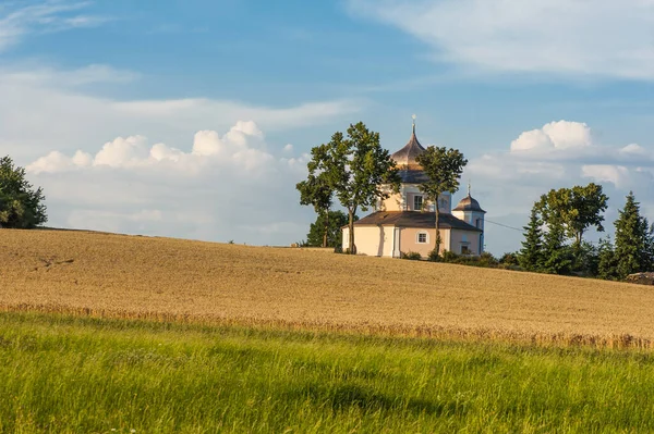 17世纪美丽的圣芭芭拉巴洛克教堂 八角形的建筑矗立在日落下田野中央的山上 捷克共和国Breznice镇附近的一个程序性村庄 — 图库照片