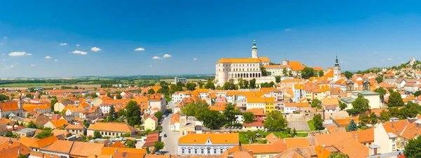 Красиве Містечко Мікулов Замком Південної Моравії Чехія Панорамне Фото — стокове фото