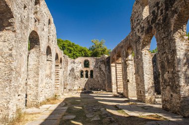 Eski Hıristiyan Bazilikası kalıntıları. M.Ö. 6. yüzyıldan kalma. Bu kilise Arnavutluk 'un tarihi Butrint kasabasında yer almaktadır.