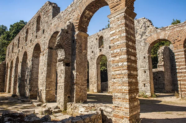 Eski Hıristiyan Bazilikası kalıntıları. M.Ö. 6. yüzyıldan kalma. Bu kilise Arnavutluk 'un tarihi Butrint kasabasında yer almaktadır.