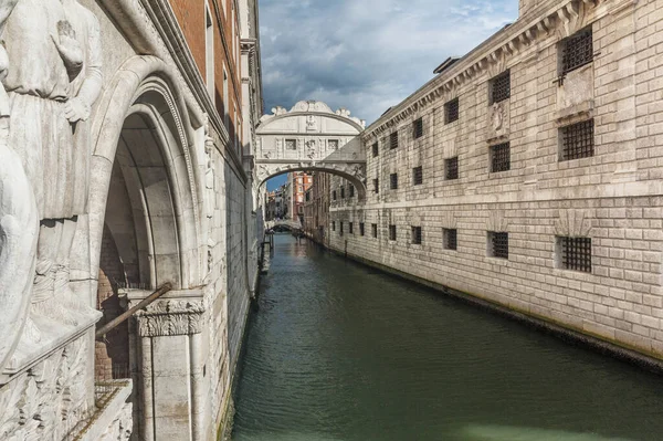 意大利威尼斯的一条著名的运河 有一座桥 — 图库照片