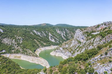 Uvac Nehri 'nin kıvrımları Kanyon' un tepesindeki Molitva noktasından görülüyor. Sırbistan 'ın güneybatısında