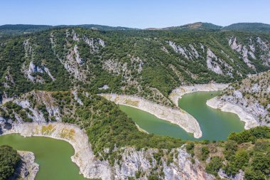 Uvac Nehri 'nin kıvrımları Kanyon' un tepesindeki Molitva noktasından görülüyor. Sırbistan 'ın güneybatısında