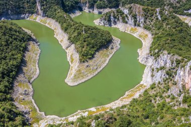 Uvac Nehri 'nin kıvrımları Kanyon' un tepesindeki Molitva noktasından görülüyor. Sırbistan 'ın güneybatısında
