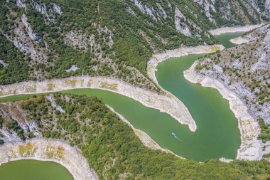 Uvac Nehri 'nin kıvrımları Kanyon' un tepesindeki Molitva noktasından görülüyor. Sırbistan 'ın güneybatısında