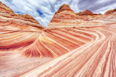 Dalga, Coyote Buttes North 'taki taşlaşmış kum tepecikleri şeklinde müthiş canlı bir girdaptır. Paria Canyon-Vermilion Cliffs Wilderness, Arizona 'da görülebilir. ABD