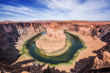 Horseshoe Bend, Colorado Nehri 'nde, Page kasabası yakınlarında bulunan ünlü bir manevra oyuncusudur. Arizona, ABD
