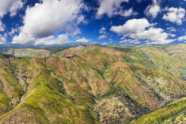 世界视野的边缘从120号公路上俯瞰土鲁木纳河和风景河 斯坦尼斯劳斯国家森林 加利福尼亚州 — 图库照片