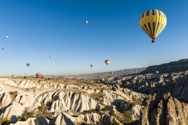 Güneş doğarken Goreme yakınlarında Kapadokya üzerinde uçan sıcak hava balonları