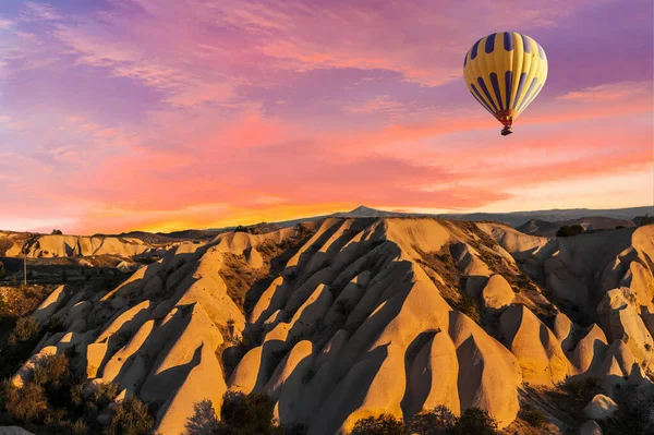 Vivid Sunrise Tourist Balloon Flying Rock Formations Shaped Morning Light — Stock Photo, Image